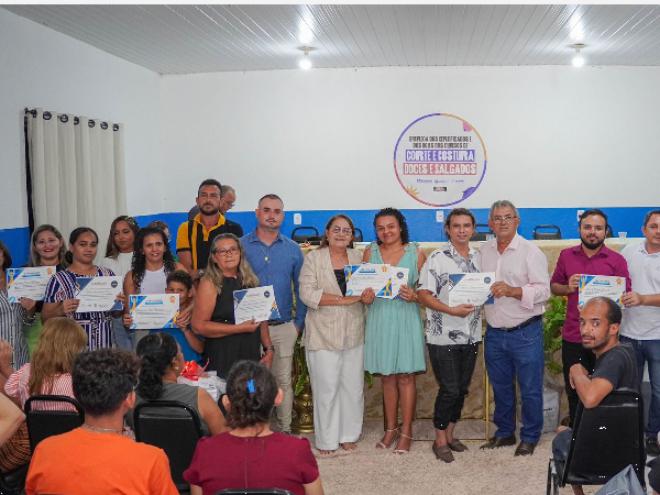 Banabuiú celebra formação de  profissionais com entrega de certificados e kits de Corte e Costura e Doces e Salgados